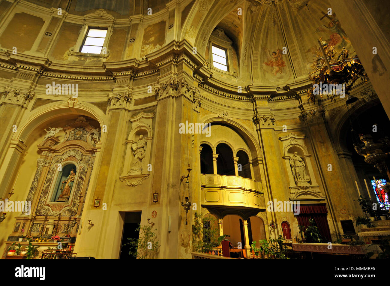 Innenansicht der Kirche von St. Anthony Märtyrer, Piazza Guglielmo Marconi, Ficarolo, Rovigo, Italien Stockfoto