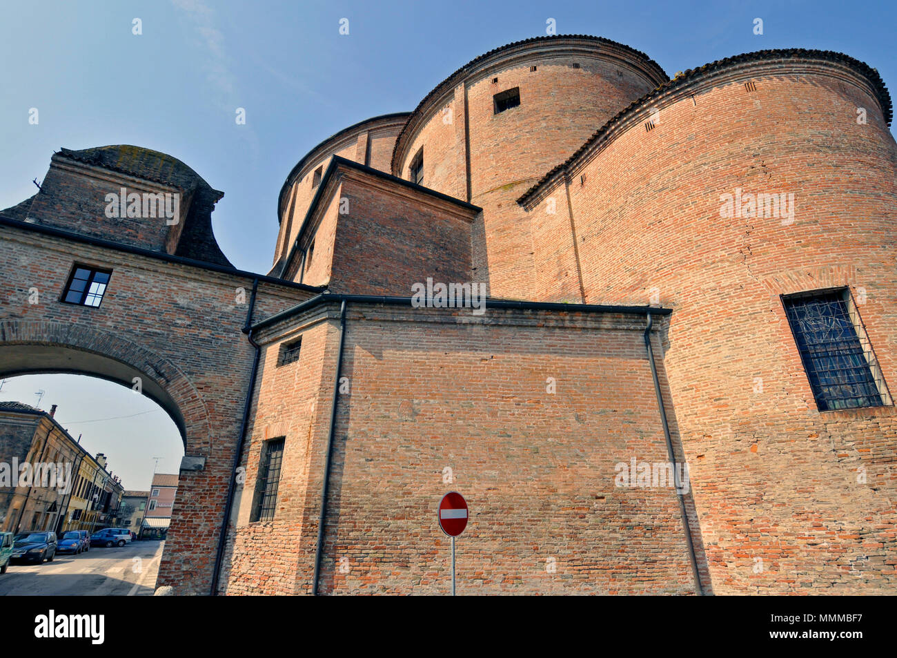 Zurück Blick auf die Kirche von St. Anthony Märtyrer, Piazza Guglielmo Marconi, Ficarolo, Rovigo, Italien Stockfoto