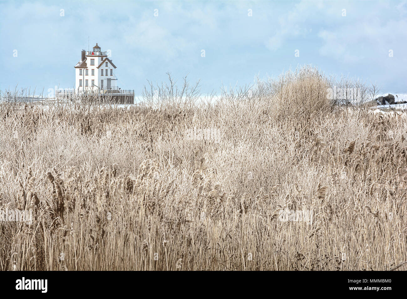 Die Lorain Leuchtturm ist ein historisches Wahrzeichen am Ufer des Lake Erie, einem der Großen Seen. Hier, im Winter mit Schnee und Eis gesehen. Stockfoto