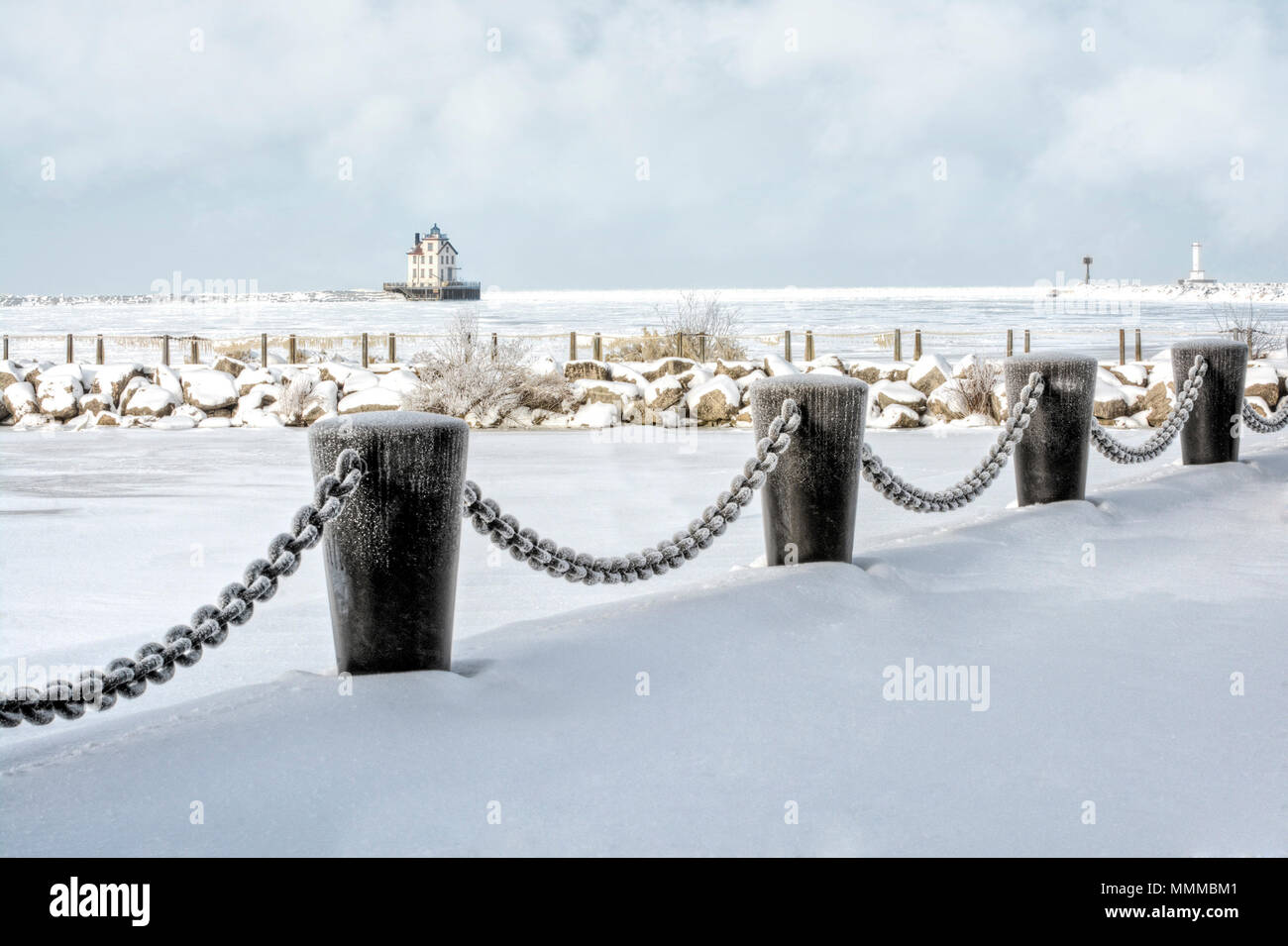 Die Lorain Leuchtturm ist ein historisches Wahrzeichen am Ufer des Lake Erie, einem der Großen Seen. Hier, im Winter mit Schnee und Eis gesehen. Stockfoto