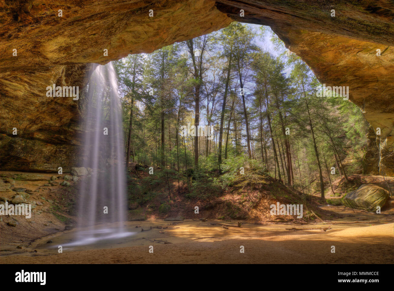 Ash Höhle fällt in Hocking Hills Ohio. Gesehen nach einem heftigen Regen. Stockfoto