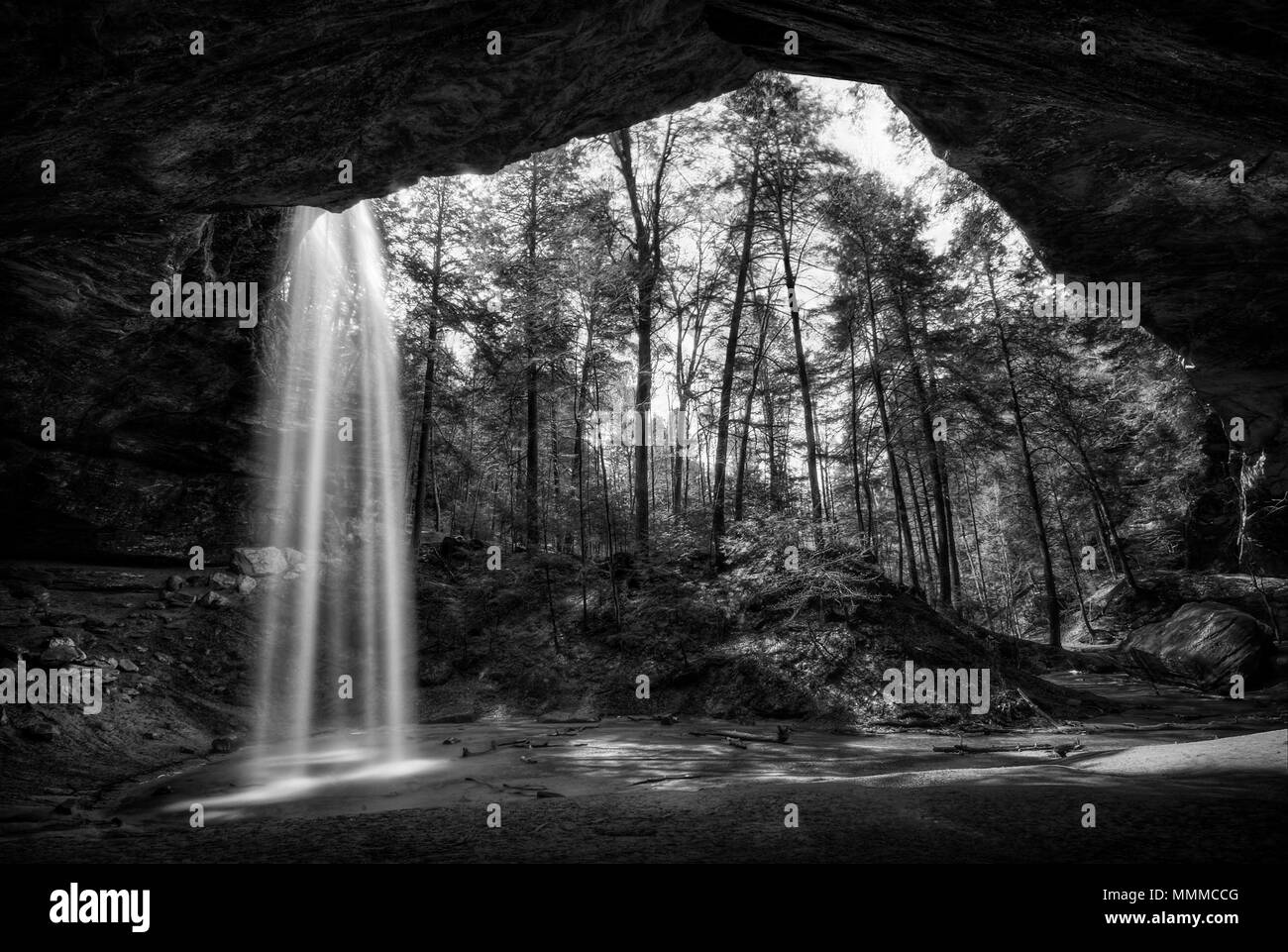 Ash Höhle fällt in Hocking Hills Ohio in Schwarz und Weiß. Gesehen nach einem heftigen Regen. Stockfoto