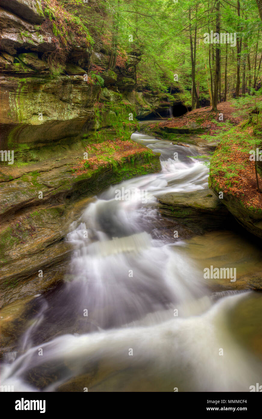 Einer der vielen Wasserfälle bei Old Man's ein zerebrovaskuläres Ereignis im Hocking Hills Ohio. Sehr beliebten touristischen Attraktionen. Stockfoto