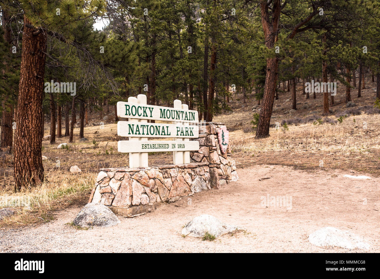 Blick vom Rocky Mountain National Park in Colorado mit Schild Eingang von Estes Park Gate Stockfoto