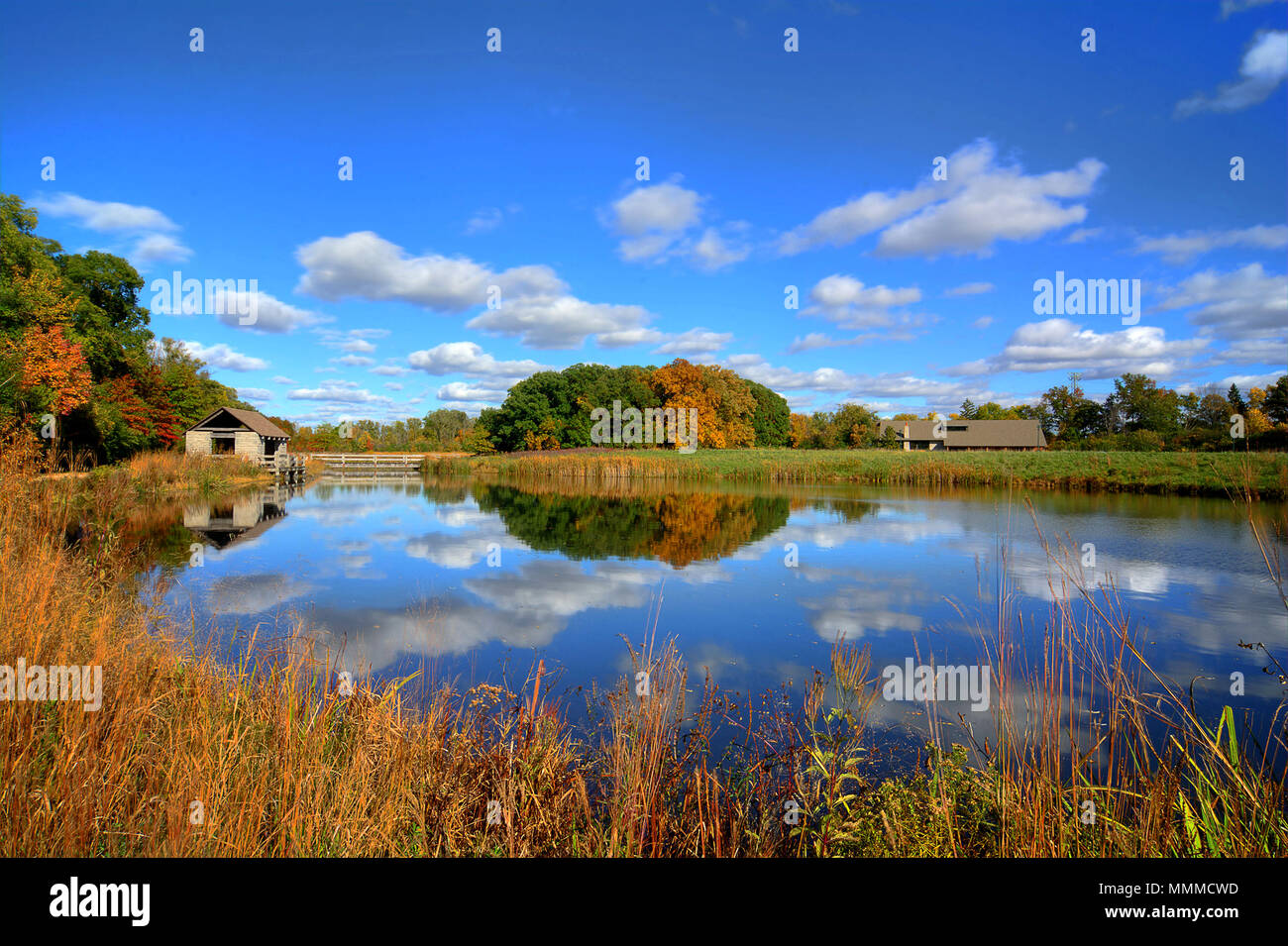 Einen schönen Herbst Szene an einem ruhigen Fischteich in Ohio. Den Teich verfügt über eine rustikale Unterkunft Haus. In der W.W. entfernt Ritter der Natur bewahren. Stockfoto
