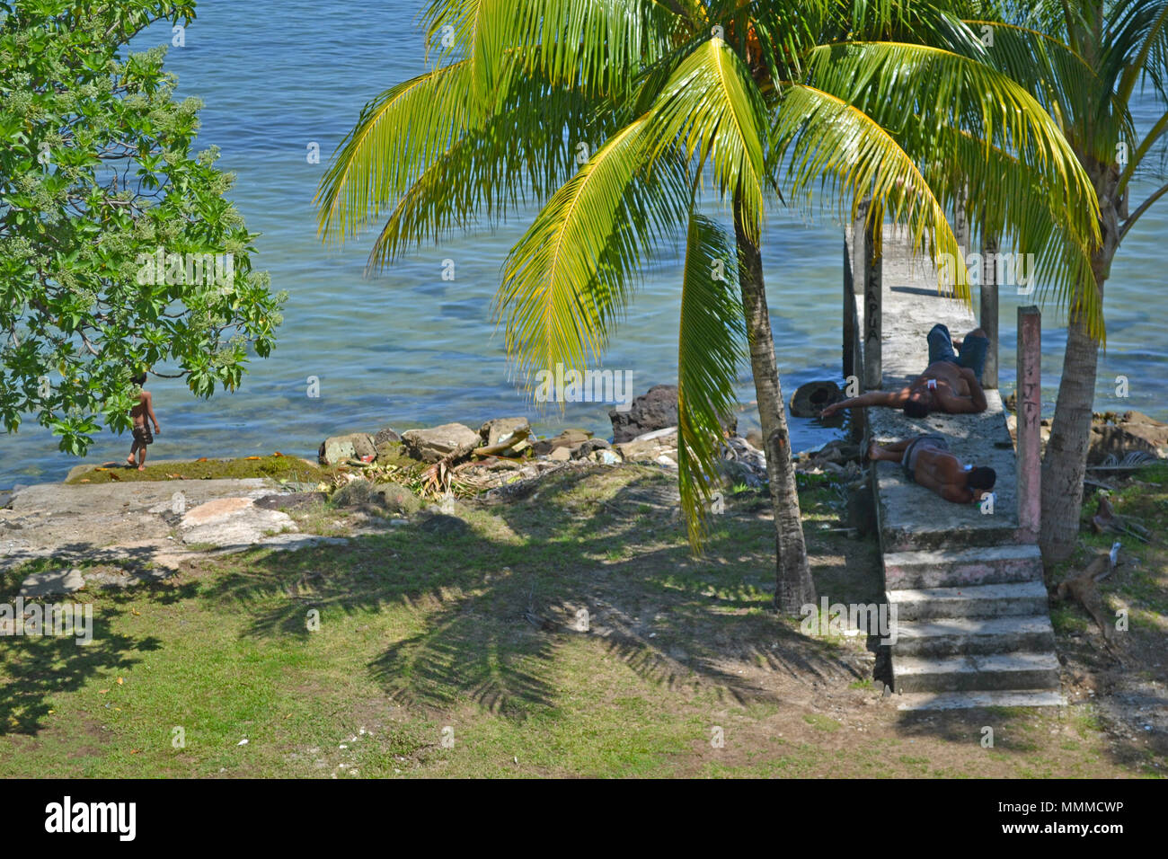 Männer ein Nickerchen unter einer Kokospalme in Mata-Utu, Wallis, Wallis und Futuna, Süd Pazifik Stockfoto