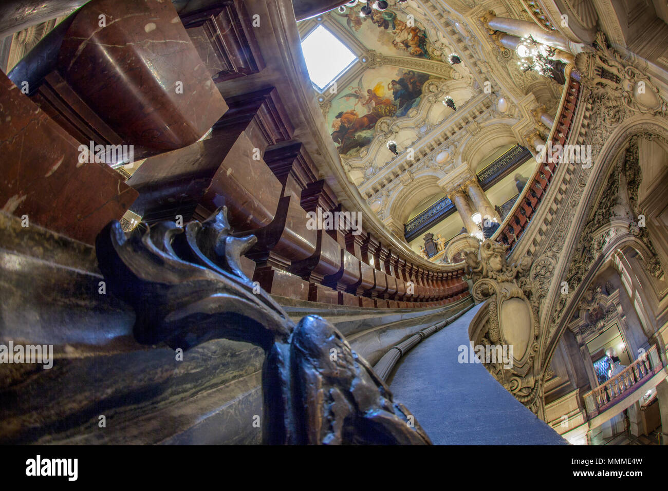 Paris, Frankreich, Oktober 2017: Die große zeremonielle Treppe der weißen, roten und grünen Marmor teilt sich in zwei unterschiedliche Treppen, die zu den großen Foyer führen. Stockfoto