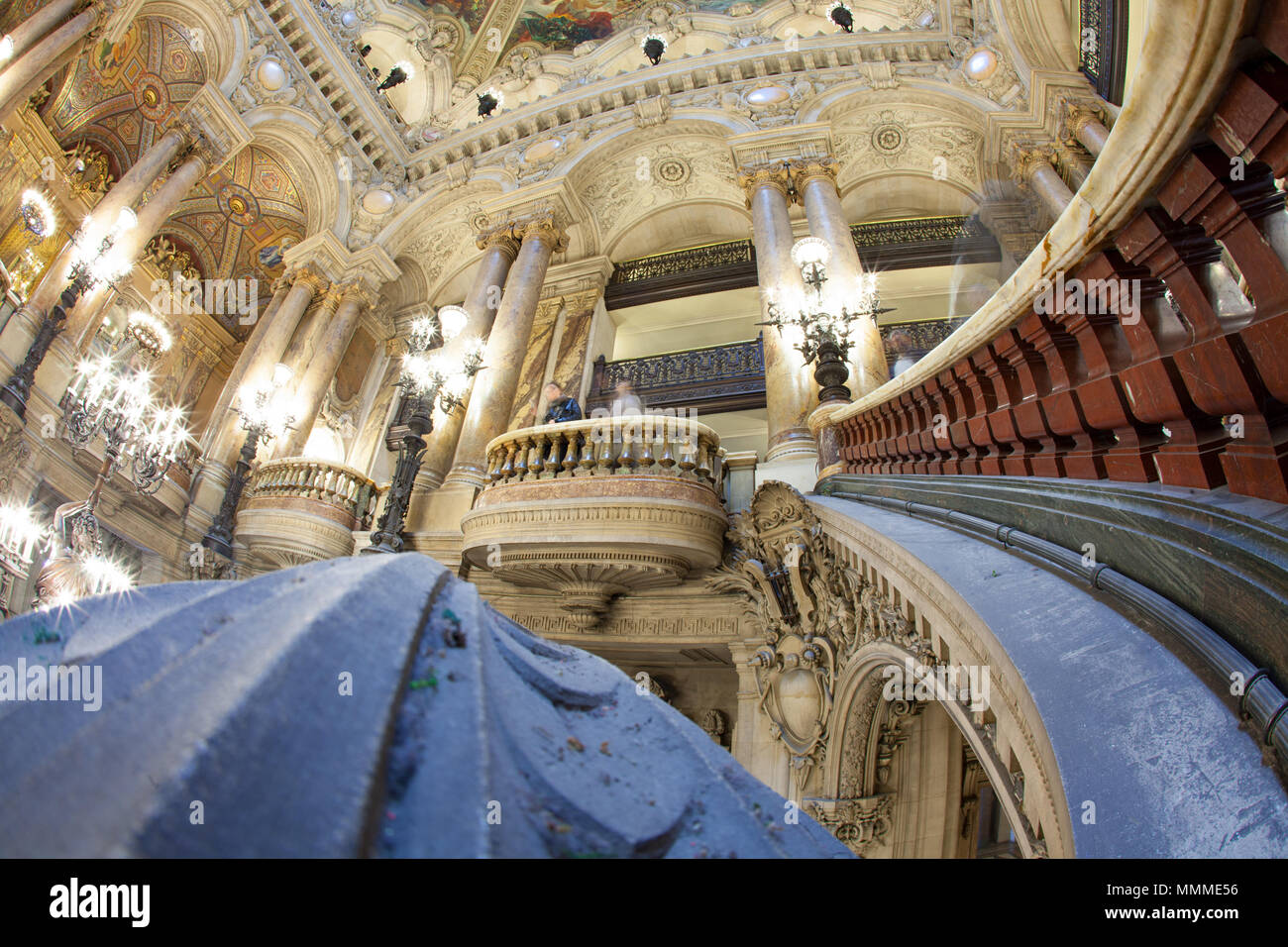 Paris, Frankreich, Oktober 2017: Die große zeremonielle Treppe der weißen, roten und grünen Marmor teilt sich in zwei unterschiedliche Treppen, die zu den großen Foyer führen. Stockfoto