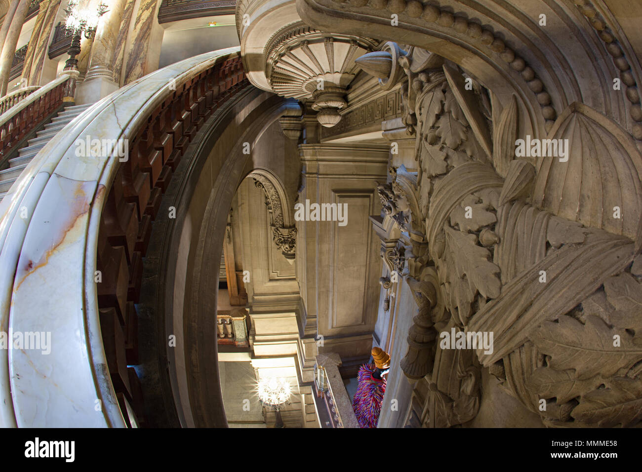 Paris, Frankreich, Oktober 2017: Die große zeremonielle Treppe der weißen, roten und grünen Marmor teilt sich in zwei unterschiedliche Treppen, die zu den großen Foyer führen. Stockfoto