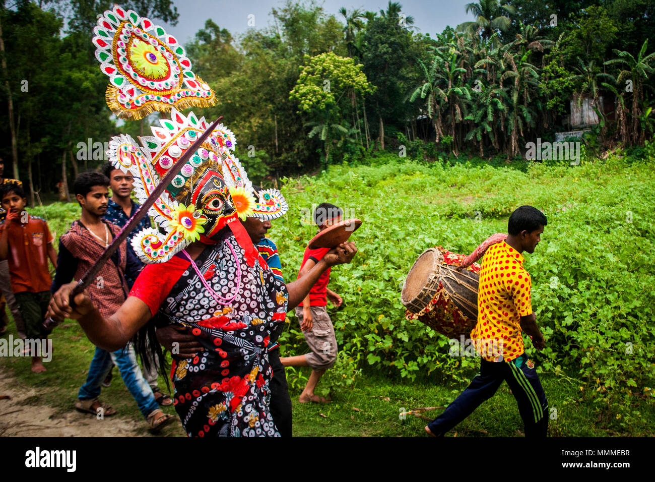 Eine Gruppe von hinduistischen Gläubigen führen Sie die Rituale der Charak Puja Festival in Tangail in Bangladesch am 14. April 2018. Stockfoto