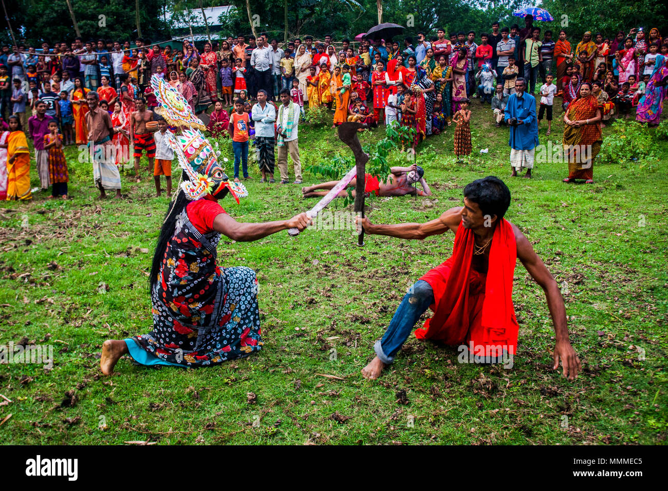 Eine Gruppe von hinduistischen Gläubigen führen Sie die Rituale der Charak Puja Festival in Tangail in Bangladesch am 14. April 2018. Stockfoto