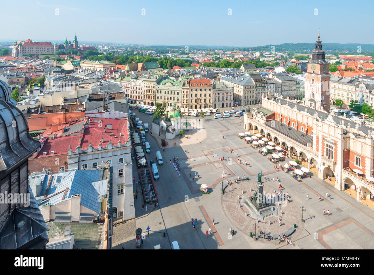 Die wichtigsten touristischen und historischen Zentrum von Krakau in Polen, in einen Schuß Blick von oben Blick auf die Shopping Zeilen, Turm Halle Stockfoto