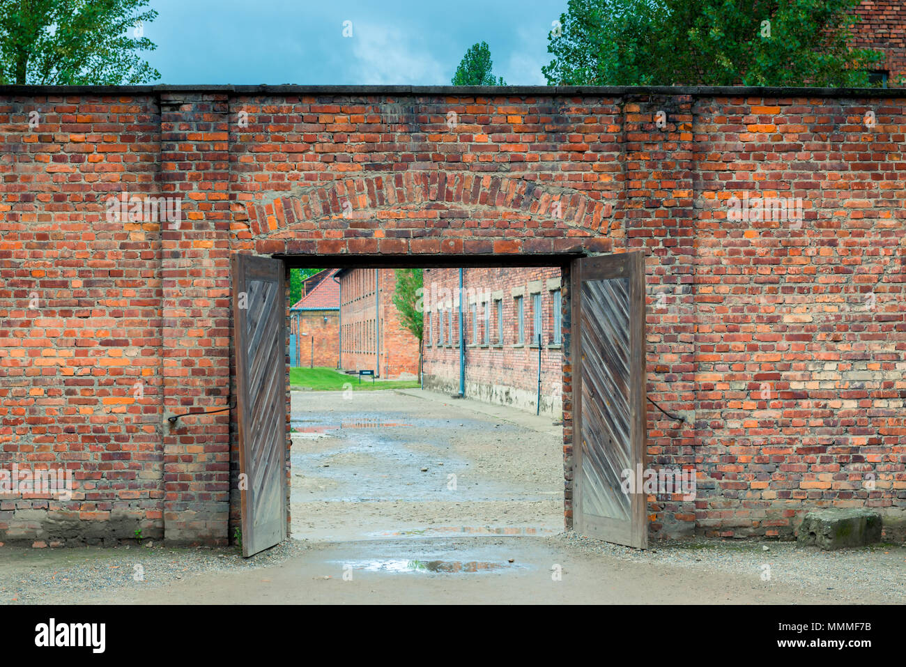 Auschwitz, Polen - 12. August 2017: Tor zum Konzentrationslager Auschwitz, gemauerte Wände Stockfoto