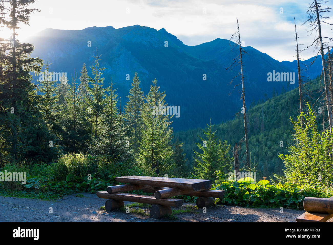 Tisch und Bank für ein Picknick und ein Picknick in den Bergen in der Dämmerung Stockfoto