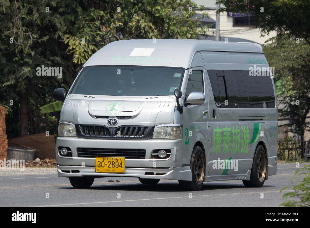 CHIANG MAI, Thailand - 20 april 2018: Private Toyota commuter Van. Foto an der Straße Nr. 121 ca. 8 km von der Innenstadt von Chiang Mai Thailand. Stockfoto