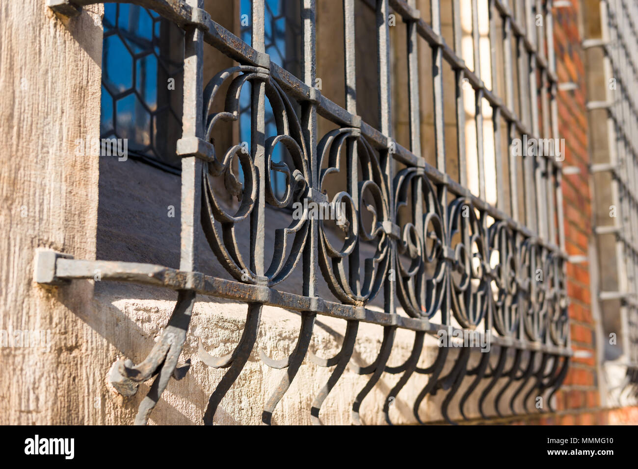 Nahaufnahme einer Metallgitter auf ein Fenster eines Gebäudes auf der Straße Stockfoto