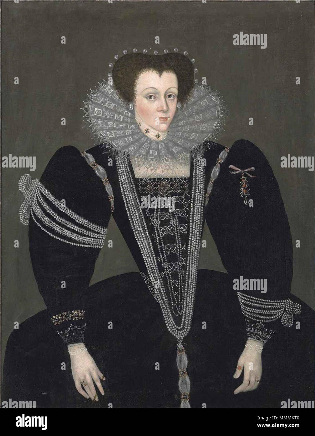 . Englisch: Bildnis einer Dame, drei - Viertel - Länge, in einem schwarzen Kleid mit Juwelen und Perlen verziert, ein Spitze Ruff und eine Perle Kopfschmuck von English School, C. 1590. . Ca. 1590. Englisch Schule Porträt einer Dame in einem schwarzen Kleid mit Perlen C. 1590 Stockfoto