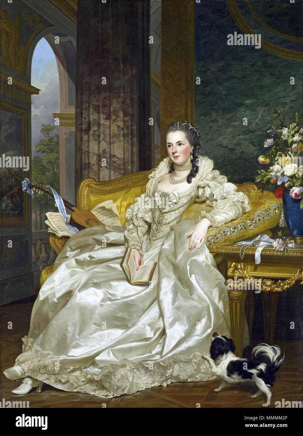 . Frau Tragen eines weißen satin Kleid mit Spitze und Perlen verziert, mit Buch und auf einem gelben Sofa sitzt; die Frau trägt Perlen Halsketten und Ohrringe, mit ihrem Haar mit Perlen verziert; Gitarre und Musik neben Frau auf Sofa; schwarze und weiße runde Hund im srz Die Comtesse d'Egmont Pignatelli in Spanischer Tracht. 1763. Alexander Roslin - Die Comtesse d'Egmont Pignatelli in Spanisch Kostüm Stockfoto