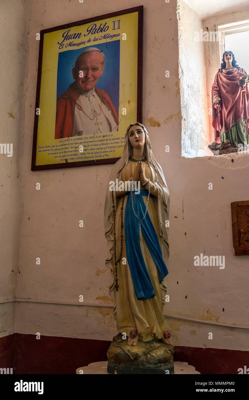 Juan Pablo Papst Plakat in der St. Peters Kirche die zweitälteste Kirche in Amerika auf Taboga in Panama in der Nähe von Panama City Stockfoto