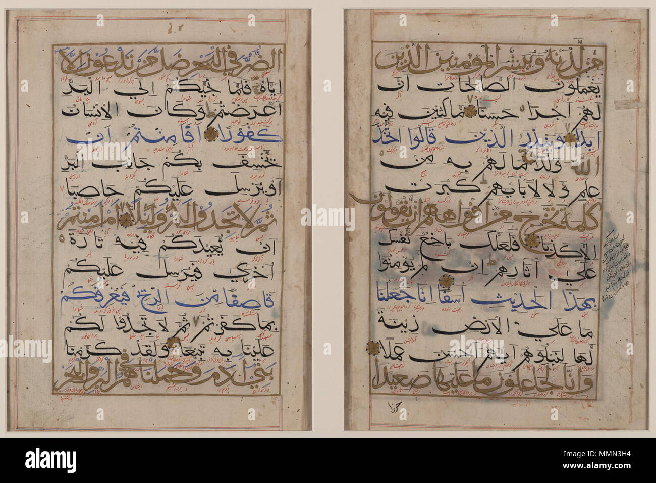 . Englisch: Dieses Folio enthält, auf der rechten Seite, Verse 2-8 von Surat al-Kahf (die Höhle), und, auf der linken Seite, die Verse 67-70 des Kapitels 17 der Qur'an, Sure Bani Isra'il (die Kinder Israels), auch bekannt als Sure al-isra' (die Nachtfahrt). Die Grenzen der Text gehören ein Kommentar in der Persischen auf einem bestimmten Vers des Qur'an. Das Fragment ist in ein Skript wie Bihari bekannt geschrieben, eine Variante des Naskh (kursiv) Typische im Norden Indiens nach Timurs Eroberung und vor der Gründung des Mughal Dynasty (Ca. 1400-1525 N.CHR.). Bihari Skript ist durch seine empha reconizable Stockfoto