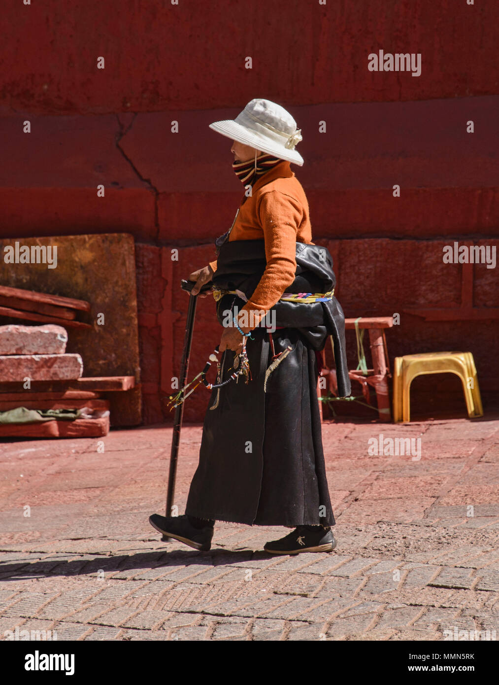 Tibetischen Pilger Spaziergänge kora Kreise um den heiligen Bakong Schrift Druckmaschine Kloster in Dege, Sichuan, China Stockfoto