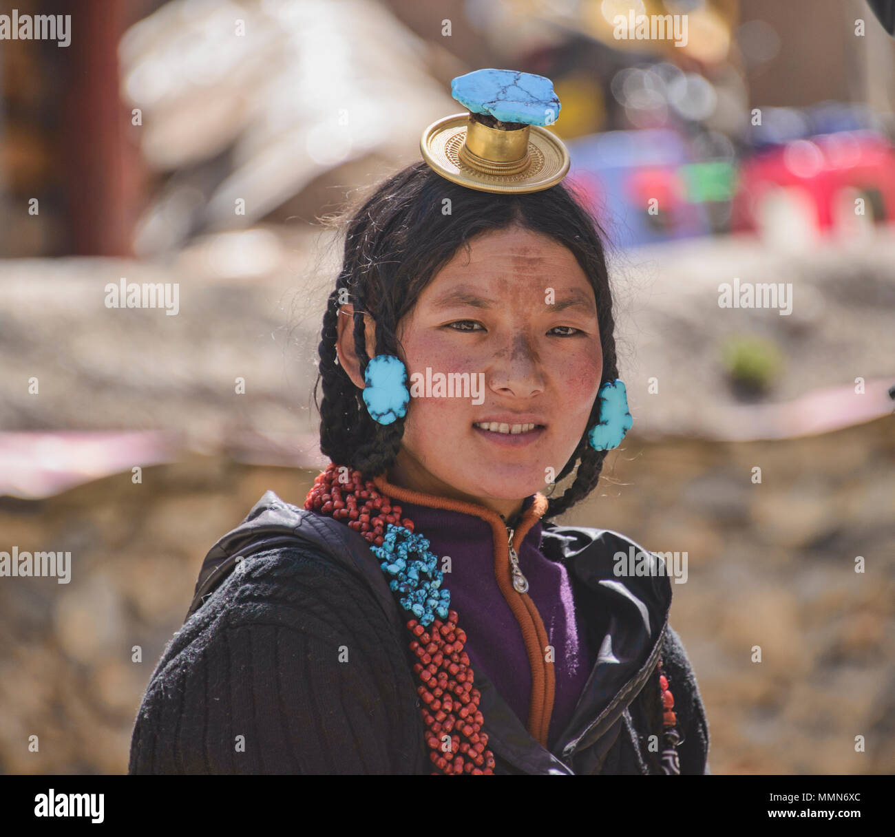 Porträt einer tibetischen Frau an der Bakong Schrift Druckmaschine Kloster in Dege, Sichuan, China Stockfoto