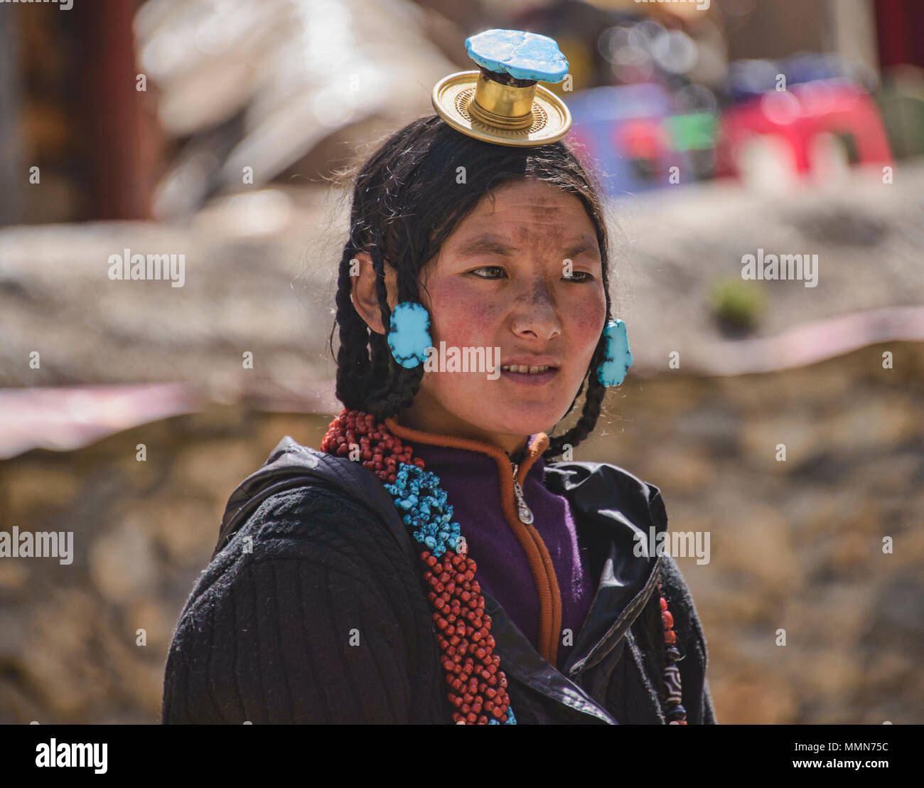 Porträt einer tibetischen Frau an der Bakong Schrift Druckmaschine Kloster in Dege, Sichuan, China Stockfoto