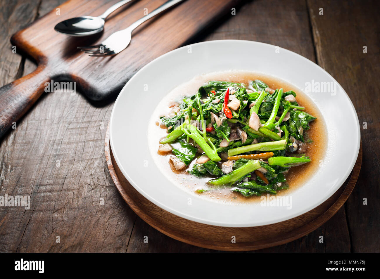 Thai Food: gebratenen Kohl mit getrockneten Fische gesalzen auf hölzernen Tisch Stockfoto