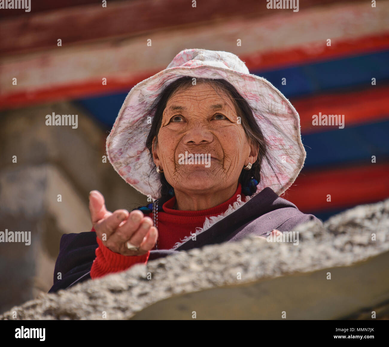 Porträt einer tibetischen Frau an der Bakong Schrift Druckmaschine Kloster in Dege, Sichuan, China Stockfoto