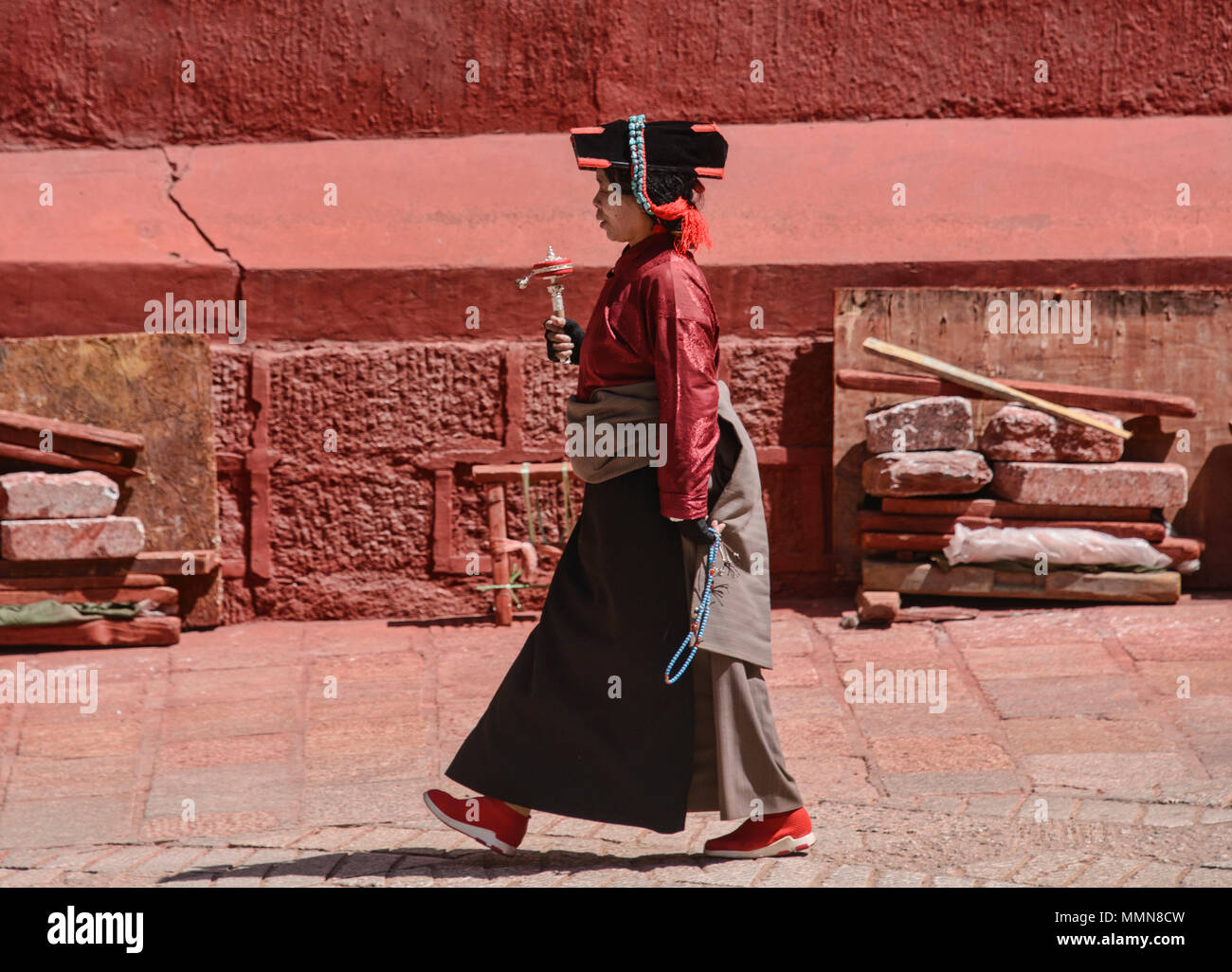 Tibetischen Pilger Spaziergänge kora Kreise um den heiligen Bakong Schrift Druckmaschine Kloster in Dege, Sichuan, China Stockfoto