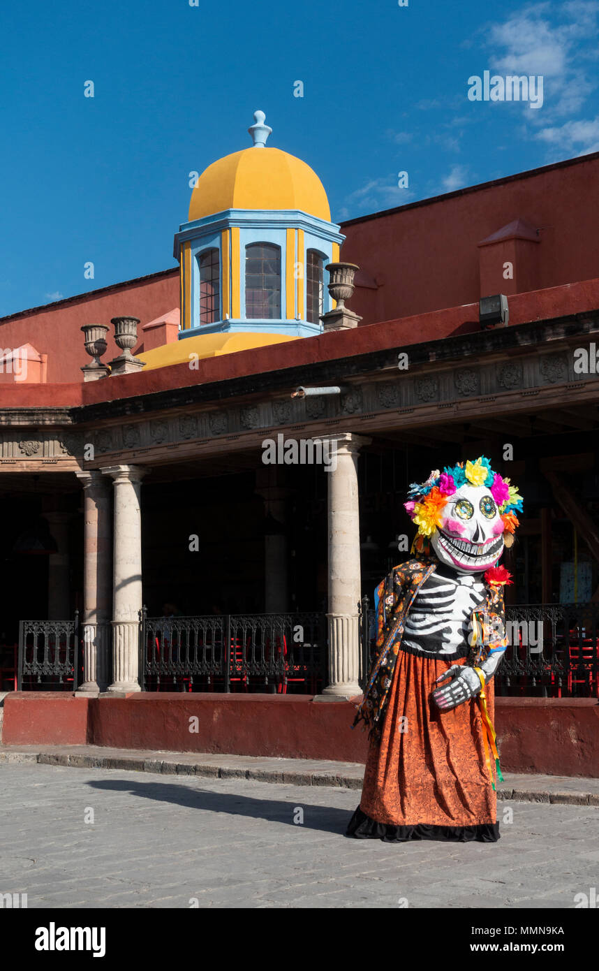 Eine riesige Marionette mit einer Totenmaske, genannt eine mojigangas in San Miguel de Allende, Mexiko Stockfoto