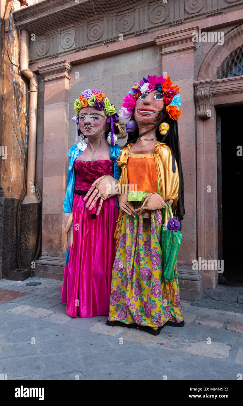 Riesige Marionetten namens mojigangas in San Miguel de Allende, Mexiko Stockfoto