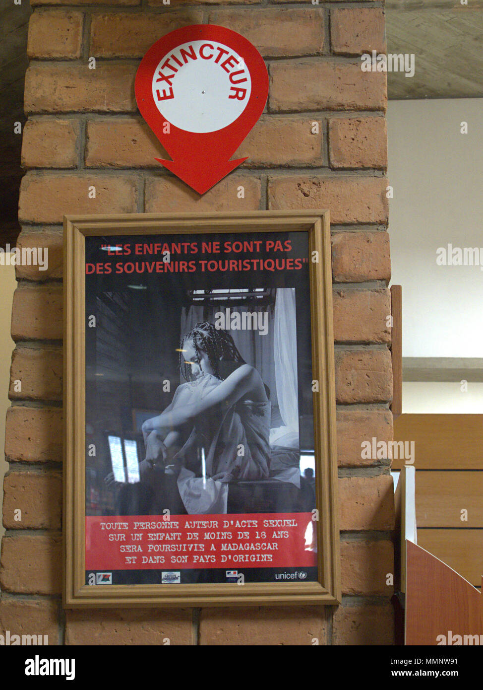 Plakat gegen Gewalt und Pädophilie im Flughafen von Antananarivo, Madagaskar Stockfoto