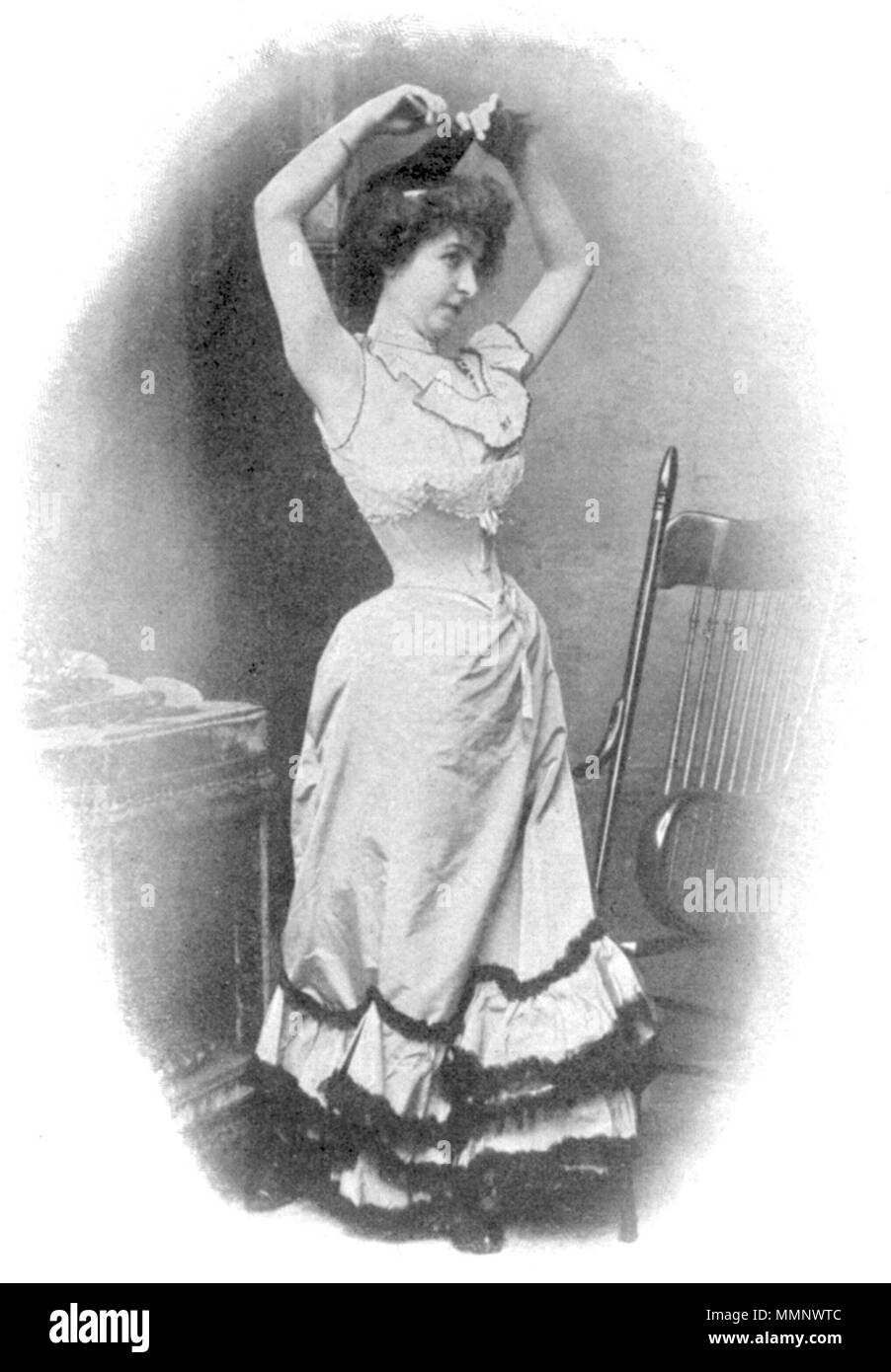 . English: Wie sterben Pariserin ihr Haar ordnet. 1898. Dupont 11 1898 DasAlbum 5 Stockfoto