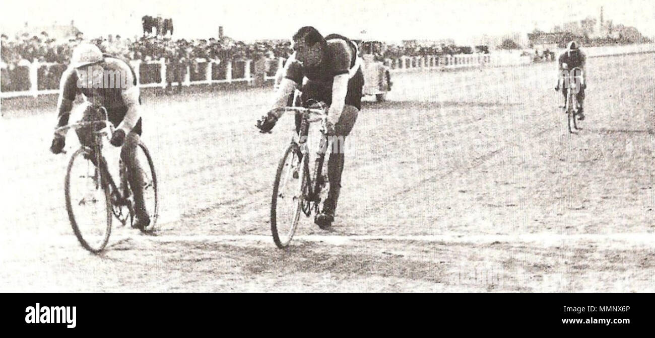 . Français: L'Arrivée de Paris - Roubaix 1936. 12. August 2012. Jean Durry 13 1936 - Paris - Roubaix Stockfoto