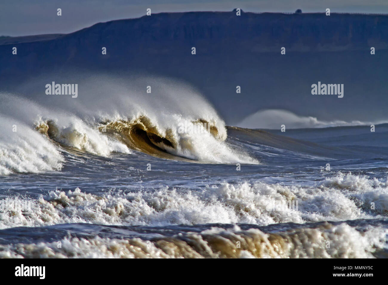 Wellen und Gischt in der Scarborough South Bay. Stockfoto
