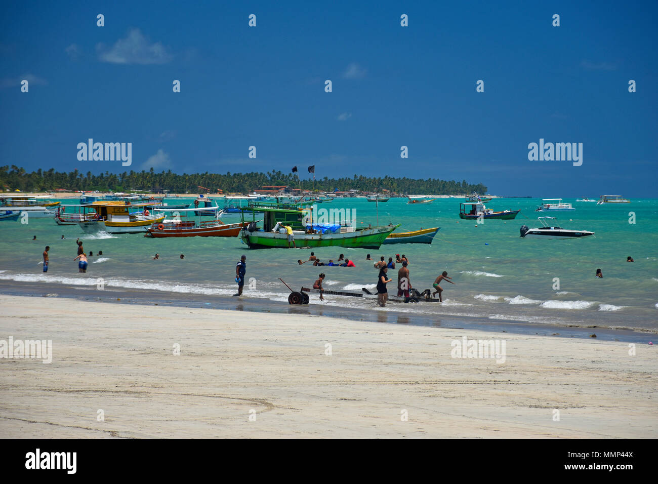 Fischerboote am Strand von Maragogi, Maragogi, Alagoas, Brasilien Stockfoto