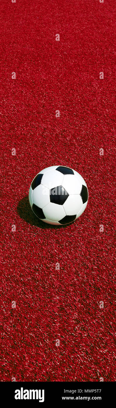 Fußball auf Rot, Panorama Format, Hochformat, Fußball banner Stockfoto