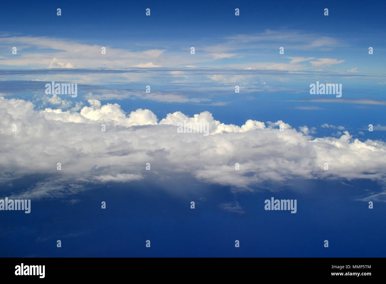 In der Luft über den Wolken am Pazifischen Ozean Stockfoto