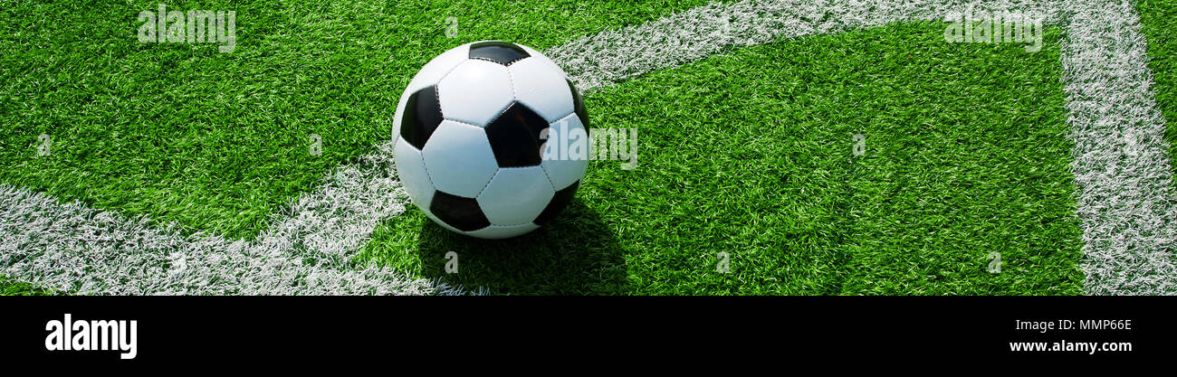 Fußball auf Grün Masse, Panorama Format, landcape Format auf der Ecke, Fußball banner Stockfoto