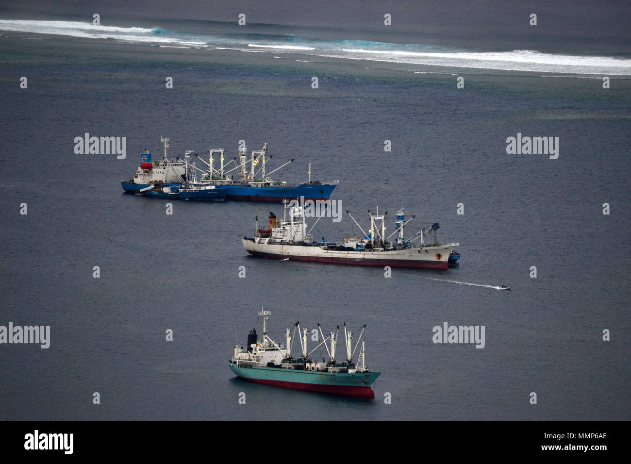 Der Thunfischfang Schiffe angedockt in der Lagune auf Pohnpei, Föderierte Staaten von Mikronesien Stockfoto