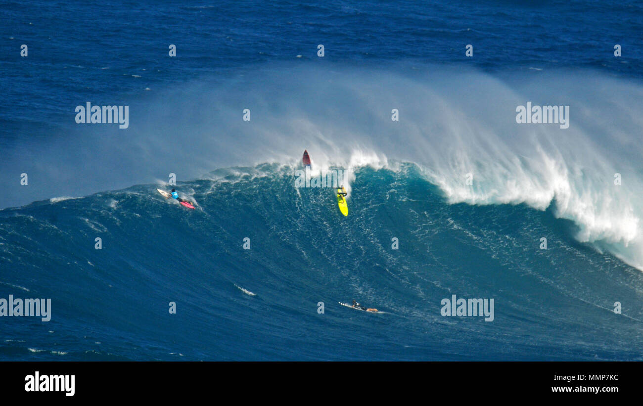 Surfer in eine riesige Welle während der 2015 Peahi Herausforderung Big Wave Surfen Meisterschaft in Kiefer, Maui, Hawaii, USA brechen Stockfoto