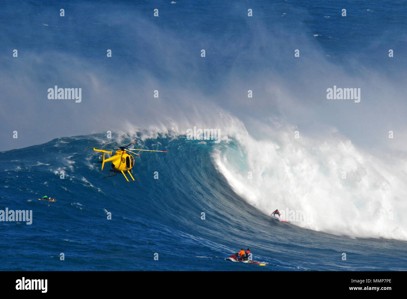 Support Team und dem Häcksler zu beobachten, eine riesige Welle bricht während der 2015 Peahi Herausforderung Big Wave Surfen Meisterschaft in Kiefer, Maui, Hawaii, USA Stockfoto