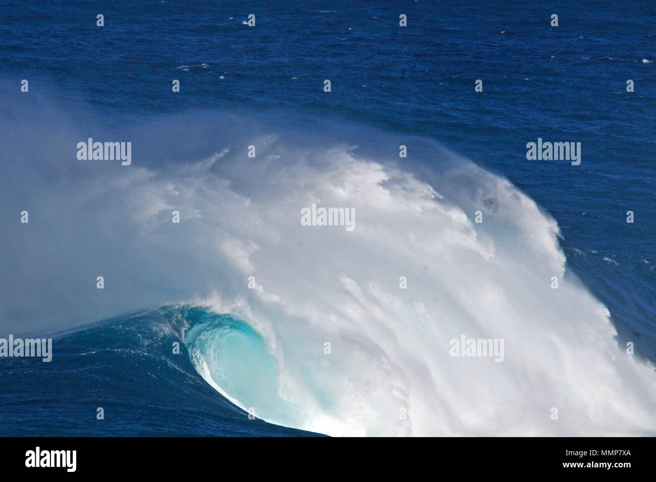 Eine riesige Welle während der 2015 Peahi Herausforderung Big Wave Surfen Meisterschaft in Kiefer, Maui, Hawaii, USA brechen Stockfoto