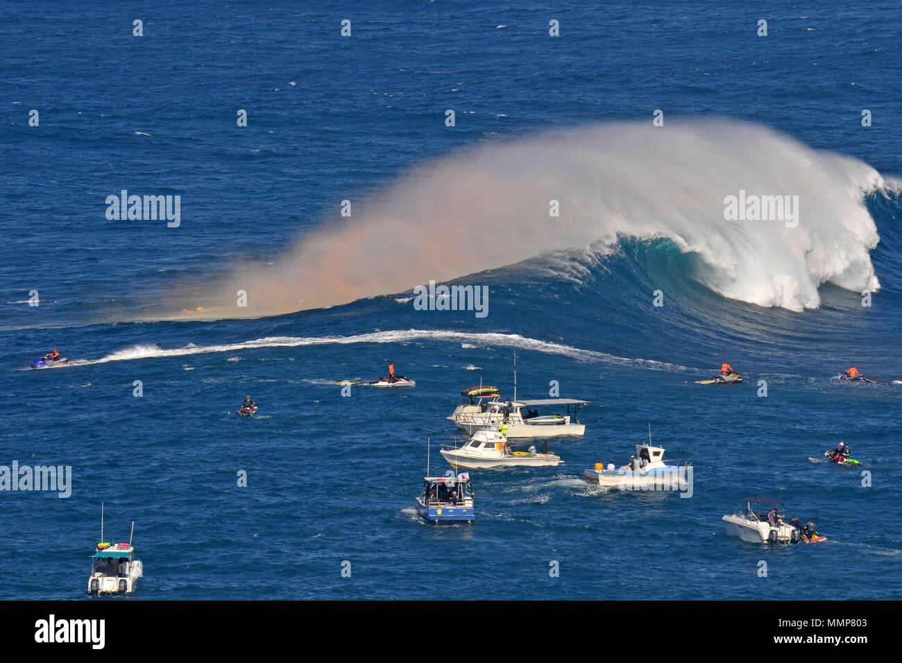 Support Team beobachtet eine riesige Welle während der 2015 Peahi Herausforderung Big Wave Surfen Meisterschaft in Kiefer, Maui, Hawaii, USA brechen Stockfoto