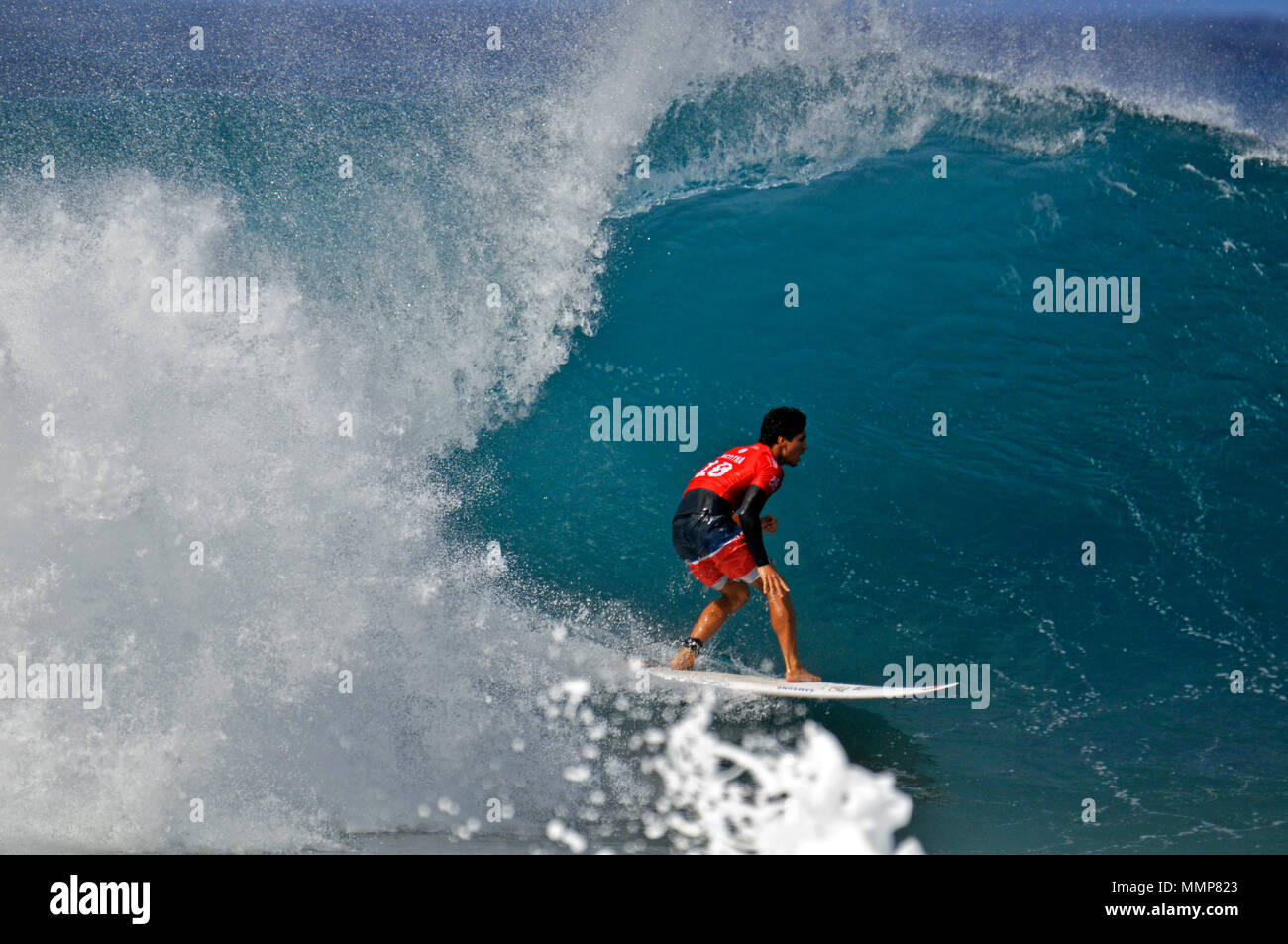 Professionelle surfer Gabriel Medina surft eine grosse Welle in der Pipeline Während der Billabong Pipe Masters 2015, North Shore von Oahu, Hawaii, USA Stockfoto