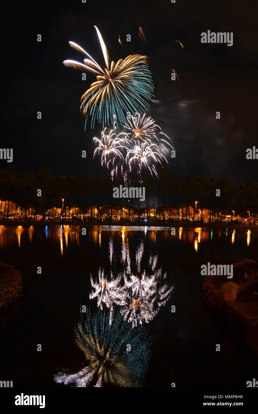 Feuerwerk für den amerikanischen Unabhängigkeitstag am 4. Juli im Ala Moana Beach Park, Honolulu, Hawaii, USA Stockfoto