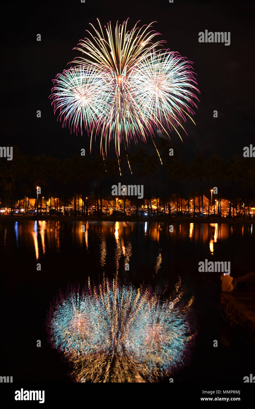 Feuerwerk für den amerikanischen Unabhängigkeitstag am 4. Juli im Ala Moana Beach Park, Honolulu, Hawaii, USA Stockfoto