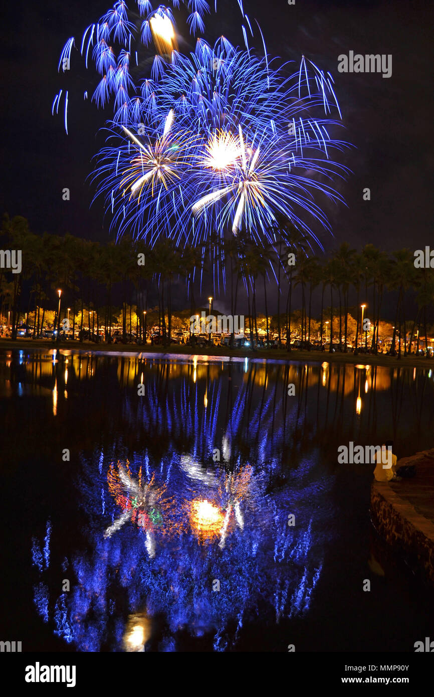 Feuerwerk für den amerikanischen Unabhängigkeitstag am 4. Juli im Ala Moana Beach Park, Honolulu, Hawaii, USA Stockfoto