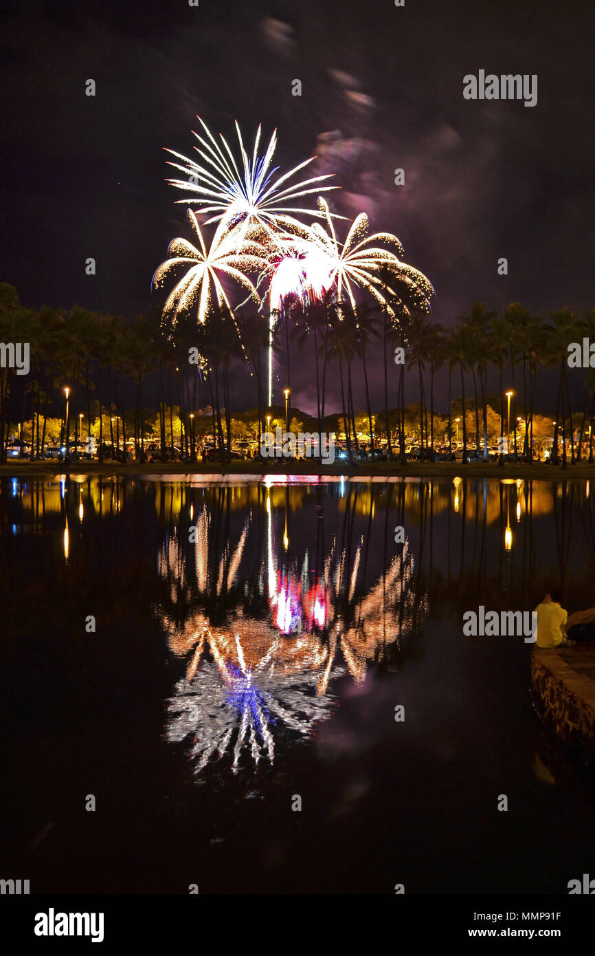 Feuerwerk für den amerikanischen Unabhängigkeitstag am 4. Juli im Ala Moana Beach Park, Honolulu, Hawaii, USA Stockfoto